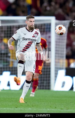 Robert Andrich von Bayer 04 Leverkusen während des Halbfinales der UEFA Europa League 2023/24 im ersten Legspiel zwischen AS Roma und Bayer 04 Leverkusen im Stadio Olimpico am 2. Mai 2024 in Rom. Stockfoto