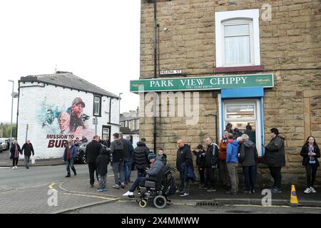 Burnley-Fans stehen vor dem Stadion vor dem Premier League-Spiel in Turf Moor, Burnley, um Essen zu bekommen. Bilddatum: Samstag, 4. Mai 2024. Stockfoto