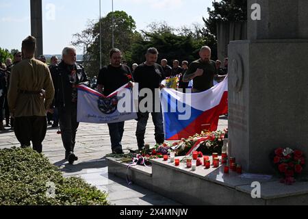 Ein großes Banner mit der Aufschrift "Wir begrüßen die Delegierten der Russischen Terroristen-Föderation" und eine Gruppe von Menschen mit Fahnen der Europäischen Union, der NATO und der Ukraine warteten heute, am 4. Mai 20024. vor dem Haupteingang zum Brünner Zentralfriedhof für die Ankunft der Anhänger der Pro-Putin-Motorradgruppe Night Wölfe, die gekommen waren, um Kränze an der Gedenkstätte für die Soldaten der Roten Armee zu legen, die während der Befreiung des tschechischen Territoriums ums ums Leben kamen. Der Protest, der von der Kaputin-Gruppe organisiert wurde, wurde durch einen Stopp auf der "Victory Road" ausgelöst, die von der Night Wolves MC Europe-Gruppe organisiert wurde, einem Offsho Stockfoto