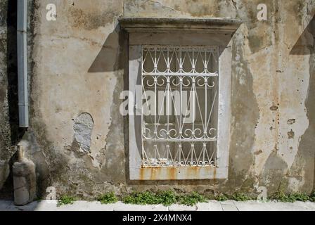 Fenster auf das Haus des Kapitäns in Orebic, Dalmatien, Halbinsel Peljesac, Kroatien Stockfoto