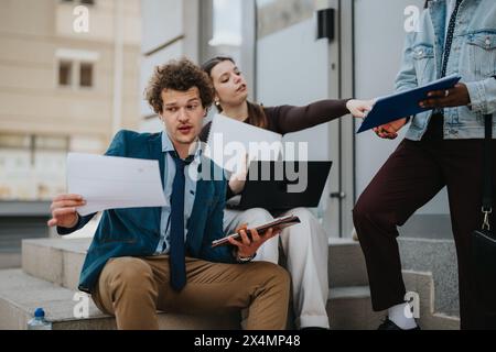 Vielfältige Geschäftsteams, die strategische Meetings im Freien in urbaner Umgebung durchführen Stockfoto