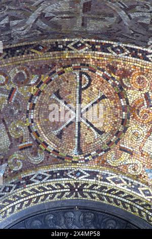 Pax-Symbol, Mosaik auf dem Altar des Heiligen Herzens Jesu in der Pfarrkirche St. Blaise, Zagreb, Kroatien Stockfoto