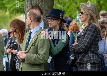 Windsor, Berkshire, Großbritannien. Mai 2024. Lady Louise Mountbatten-Windsor (M) legt ihre Hände auf die Schultern ihres Vaters, Prince Edward, der Duke of Edinburgh, während sie den International Driving Grand Prix bei der Royal Windsor Horse Show auf dem privaten Gelände von Windsor Castle in Berkshire sehen. Quelle: Maureen McLean/Alamy Live News Stockfoto