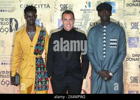 Moustapha Fall, Matteo Garrone und Seydou Sarr nehmen am 3. Mai 2024 an der Fotokonferenz des 69. italienischen Filmpreises „David di Donatello“ in den Cinecitta Studios in Rom Teil. Stockfoto