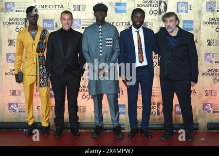 Moustapha Fall, Matteo Garrone, Seydou Sarr, Mamadou Kouassi und Massimo Ceccherini nehmen am 3. Mai 2024 am Fotoaufruf des 69. italienischen Filmpreises „David di Donatello“ in den Cinecitta Studios in Rom (Italien) Teil. Stockfoto