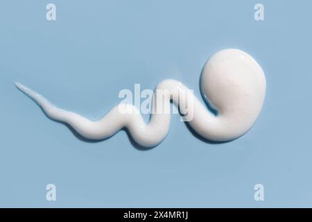 Kosmetische Creme Gel widge Tropfen Textur auf blauem Hintergrund. Probe eines Waschgels oder einer Feuchtigkeitscreme für das Gesicht. Stockfoto