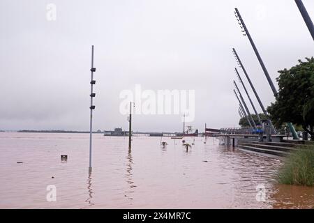 Porto Alegre, Brasilien. Mai 2024. Blick auf den Rand des Flusses Guaíba in Porto Alegre, Brasilien, vollständig mit Wasser bedeckt nach dem Überlauf des Flusses am Samstag, 4. Mai 2024. Das Wasser steigt weiter durch einfallende Straßen und hat auch den Busbahnhof getroffen und die historische Überschwemmung von 1941 übertroffen, als es 4,76 m erreichte. Die Hochwasserquote beträgt 3 Meter. Foto: Max Peixoto/DiaEsportivo/Alamy Live News Credit: DiaEsportivo/Alamy Live News Stockfoto