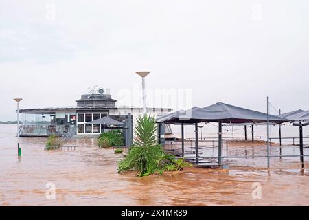 Porto Alegre, Brasilien. Mai 2024. Blick auf den Rand des Flusses Guaíba in Porto Alegre, Brasilien, vollständig mit Wasser bedeckt nach dem Überlauf des Flusses am Samstag, 4. Mai 2024. Das Wasser steigt weiter durch einfallende Straßen und hat auch den Busbahnhof getroffen und die historische Überschwemmung von 1941 übertroffen, als es 4,76 m erreichte. Die Hochwasserquote beträgt 3 Meter. Foto: Max Peixoto/DiaEsportivo/Alamy Live News Credit: DiaEsportivo/Alamy Live News Stockfoto