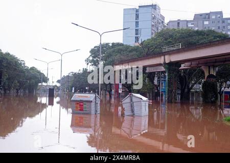 Porto Alegre, Brasilien. Mai 2024. Blick auf den Rand des Flusses Guaíba in Porto Alegre, Brasilien, vollständig mit Wasser bedeckt nach dem Überlauf des Flusses am Samstag, 4. Mai 2024. Das Wasser steigt weiter durch einfallende Straßen und hat auch den Busbahnhof getroffen und die historische Überschwemmung von 1941 übertroffen, als es 4,76 m erreichte. Die Hochwasserquote beträgt 3 Meter. Foto: Max Peixoto/DiaEsportivo/Alamy Live News Credit: DiaEsportivo/Alamy Live News Stockfoto