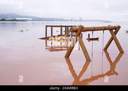 Porto Alegre, Brasilien. Mai 2024. Blick auf den Rand des Flusses Guaíba in Porto Alegre, Brasilien, vollständig mit Wasser bedeckt nach dem Überlauf des Flusses am Samstag, 4. Mai 2024. Das Wasser steigt weiter durch einfallende Straßen und hat auch den Busbahnhof getroffen und die historische Überschwemmung von 1941 übertroffen, als es 4,76 m erreichte. Die Hochwasserquote beträgt 3 Meter. Foto: Max Peixoto/DiaEsportivo/Alamy Live News Credit: DiaEsportivo/Alamy Live News Stockfoto