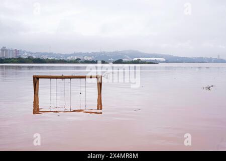 Porto Alegre, Brasilien. Mai 2024. Blick auf den Rand des Flusses Guaíba in Porto Alegre, Brasilien, vollständig mit Wasser bedeckt nach dem Überlauf des Flusses am Samstag, 4. Mai 2024. Das Wasser steigt weiter durch einfallende Straßen und hat auch den Busbahnhof getroffen und die historische Überschwemmung von 1941 übertroffen, als es 4,76 m erreichte. Die Hochwasserquote beträgt 3 Meter. Foto: Max Peixoto/DiaEsportivo/Alamy Live News Credit: DiaEsportivo/Alamy Live News Stockfoto