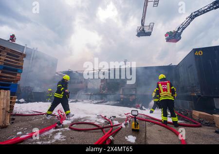 04. Mai 2024, Hessen, Frankfurt/Main: Feuerwehrleute arbeiten hart daran, den Brand im Lagerhaus zu löschen. Ein Lagerhaus im Landkreis Griesheim brannte. Foto: Andreas Arnold/dpa Stockfoto