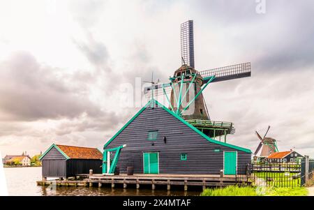 Alte Holzwindmühlen in der Stadt Zaanse Schans in den Niederlanden Stockfoto