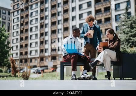 Unternehmerisches Team diskutiert Strategien im Freien mit Stadtwohnungen im Hintergrund Stockfoto