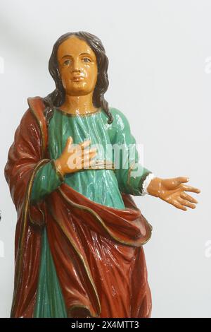 Johannes unter dem Kreuz, Statue auf dem Hauptaltar in der Kapelle der Heiligen Jungfrau Maria in Strmec, Kroatien Stockfoto