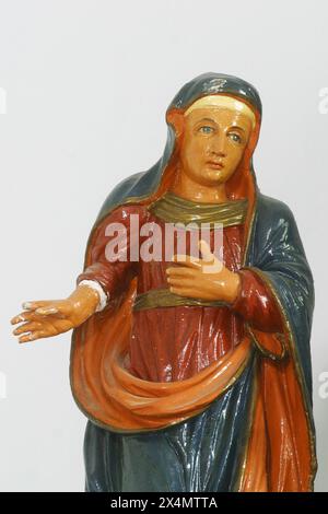 Jungfrau Maria unter dem Kreuz, Statue auf dem Hauptaltar in der Kapelle der Heiligen Jungfrau Maria in Strmec, Kroatien Stockfoto