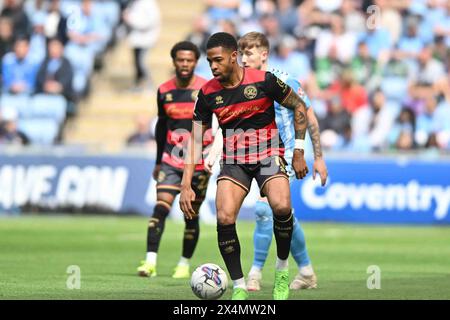 Elijah Dixon Bonner (19 Queens Park Rangers) kontrolliert den Ball während des Sky Bet Championship Matches zwischen Coventry City und Queens Park Rangers in der Coventry Building Society Arena, Coventry, am Samstag, den 4. Mai 2024. (Foto: Kevin Hodgson | MI News) Credit: MI News & Sport /Alamy Live News Stockfoto