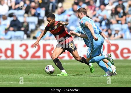 Elijah Dixon Bonner (19 Queens Park Rangers) wurde von Ben Sheaf (14 Coventry City) während des Sky Bet Championship Matches zwischen Coventry City und Queens Park Rangers in der Coventry Building Society Arena in Coventry am Samstag, 4. Mai 2024, herausgefordert. (Foto: Kevin Hodgson | MI News) Credit: MI News & Sport /Alamy Live News Stockfoto