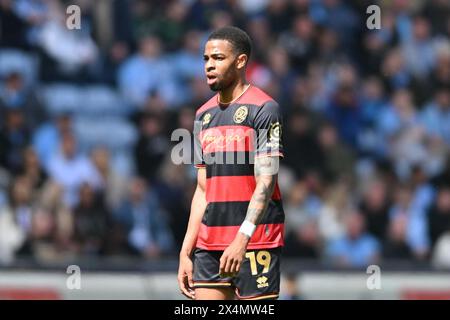 Elijah Dixon Bonner (19 Queens Park Rangers) beobachtet das Sky Bet Championship Match zwischen Coventry City und Queens Park Rangers in der Coventry Building Society Arena, Coventry, am Samstag, den 4. Mai 2024. (Foto: Kevin Hodgson | MI News) Credit: MI News & Sport /Alamy Live News Stockfoto