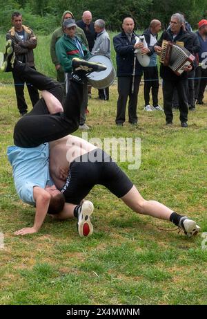 Malomirovo Strandja Berge Bulgarien 4. Mai 2024: Bürgermeister kehrt den nationalen Wrestling-Sport zurück nach 8 Jahren, Gewitter, die lange genug für die Veranstaltung gehalten wurden. Es ist einzigartig im Stil und seine Jahrhunderte alt und voller Geschichte. Wrestling ist eine der ältesten Formen des Kampfsports. Die Ursprünge des Wrestlings reichen etwa 14.000 Jahre zurück in jedem ländlichen Dorf in Bulgarien findet jährlich ein Kulturfest mit Ringen und einem abendlichen Tanz statt, bei dem die traditionellen Kulturtänze getanzt werden. Clifford Norton Alamy Live News Stockfoto