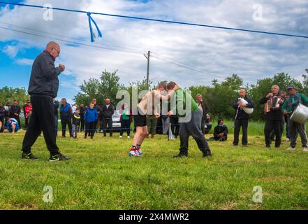 Malomirovo Strandja Berge Bulgarien 4. Mai 2024: Bürgermeister kehrt den nationalen Wrestling-Sport zurück nach 8 Jahren, Gewitter, die lange genug für die Veranstaltung gehalten wurden. Es ist einzigartig im Stil und seine Jahrhunderte alt und voller Geschichte. Wrestling ist eine der ältesten Formen des Kampfsports. Die Ursprünge des Wrestlings reichen etwa 14.000 Jahre zurück in jedem ländlichen Dorf in Bulgarien findet jährlich ein Kulturfest mit Ringen und einem abendlichen Tanz statt, bei dem die traditionellen Kulturtänze getanzt werden. Clifford Norton Alamy Live News Stockfoto