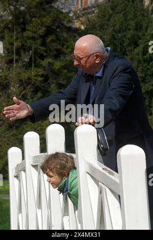 Großvater und Enkel genießen den botanischen Garten Zagreb, Kroatien Stockfoto