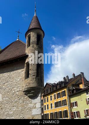 Annecy, Haute-Savoie, Frankreich: Palais de l'Ile, Residenz des Kastellans von Annecy seit dem 12. Jahrhundert, erbaut in der Mitte des Flusses Thiou Stockfoto