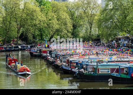 London, Großbritannien. Mai 2024. Die IWA Canalway Cavalcade findet in Little Venice statt. Historische, Wohn- und funktionierende Schmalboote sind unter den Schiffen, die zusammen mit Kreuzern und Breitenbalken einen Auftritt machen. Viele der Boote werden mit buntem Dekor und anderen bunten Dekorationen geschmückt. Guy Bell/Alamy Live News Stockfoto