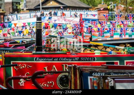 London, Großbritannien. Mai 2024. Die IWA Canalway Cavalcade findet in Little Venice statt. Historische, Wohn- und funktionierende Schmalboote sind unter den Schiffen, die zusammen mit Kreuzern und Breitenbalken einen Auftritt machen. Viele der Boote werden mit buntem Dekor und anderen bunten Dekorationen geschmückt. Guy Bell/Alamy Live News Stockfoto