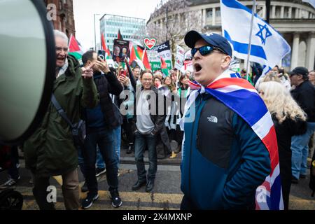 Manchester, Großbritannien. Mai 2024. Ein israelischer Unterstützer ruft zu einer Demonstration in Palästina. Palästinensische Bewegungen schließen sich der Solidarität für den Internationalen Arbeitstag an, um das Bewusstsein für alle in Gaza tätigen Fachkräfte zu schärfen. Andy Barton/Alamy Live News Stockfoto