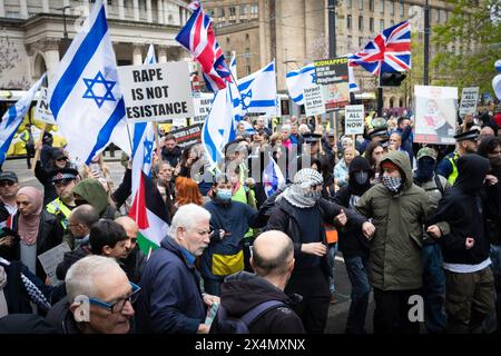 Manchester, Großbritannien. Mai 2024. Eine israelische Gegendemonstration wird vor dem marsch von propalästinensischen Anhängern zurückgehalten. Palästinensische Bewegungen schließen sich der Solidarität für den Internationalen Arbeitstag an, um das Bewusstsein für alle in Gaza tätigen Fachkräfte zu schärfen. Andy Barton/Alamy Live News Stockfoto