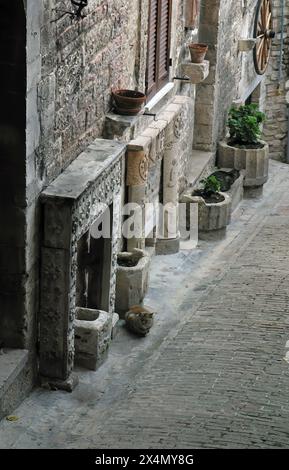 Eine malerische mittelalterliche Stadtstraße in Assisi, Umbrien, Italien Stockfoto