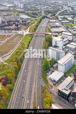 Fußgänger- und Fahrradbrücke über die Autobahn M8 in Glasgow von oben gesehen Stockfoto