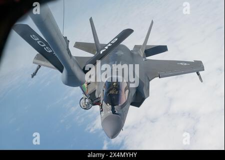 Ein U.S. Marine Corps F-35B Lightning II, das der Marine Fighter Attack Squadron 121, Marine Corps Air Station Iwakuni, Japan, zugewiesen ist, betankt die Luft Stockfoto