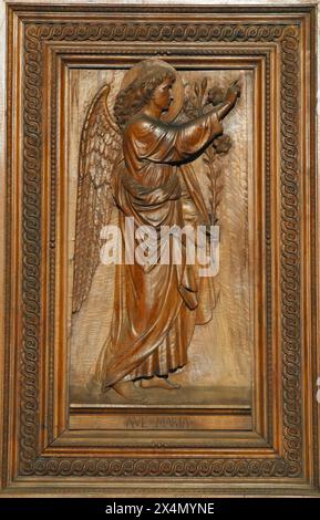 Erzengel Gabriel, Verkündigung an Maria, Tür der päpstlichen Basilika Santa Maria degli Angeli in Assisi, Umbrien, Italien Stockfoto