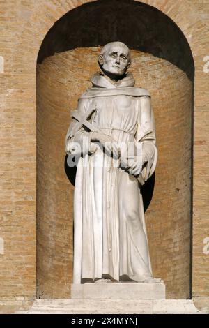 Eine Statue des Heiligen Franziskus in der päpstlichen Basilika Päpstliche Basilika di Santa Maria degli Angeli in Assisi, Umbrien, Italien Stockfoto