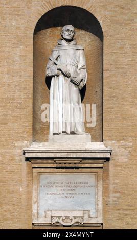 Eine Statue des Heiligen Franziskus in der päpstlichen Basilika Päpstliche Basilika di Santa Maria degli Angeli in Assisi, Umbrien, Italien Stockfoto