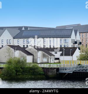 Moderne Wohnungen, die neben alten stadthäusern in Govan am Fluss Clyde gebaut wurden Stockfoto