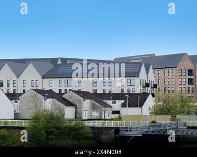 Moderne Wohnungen, die neben alten stadthäusern in Govan am Fluss Clyde gebaut wurden Stockfoto