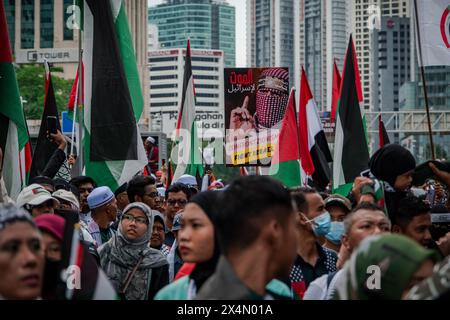 Wilayah Persekutuan, Malaysia. Mai 2024. Tausende von Teilnehmern marschieren während der 100er Demonstration in Solidarität mit Palästina und protestieren gegen die Gräueltaten des zionistischen Regimes und seiner Verbündeten in der Nähe der US-Botschaft in Kuala Lumpur. Quelle: SOPA Images Limited/Alamy Live News Stockfoto