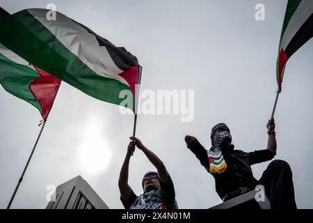 Wilayah Persekutuan, Malaysia. Mai 2024. Während der 100er-Kundgebung in Solidarität mit Palästina und Protest gegen die Gräueltaten des zionistischen Regimes und seiner Verbündeten in der Nähe der US-Botschaft in Kuala Lumpur werden die Teilnehmer mit den palästinensischen Flaggen geschwenkt. Quelle: SOPA Images Limited/Alamy Live News Stockfoto