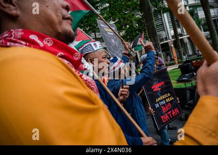 Wilayah Persekutuan, Malaysia. Mai 2024. Ein Demonstrant hält ein Plakat während der Demonstration 100 in Solidarität mit Palästina und protestiert gegen die Gräueltaten des zionistischen Regimes und seiner Verbündeten in der Nähe der US-Botschaft in Kuala Lumpur. Quelle: SOPA Images Limited/Alamy Live News Stockfoto