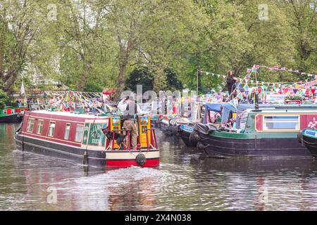 London, UK, 4. Mai 2024. Die jährlich stattfindende IWA Canalway Cavalcade kehrt zum Feiertagswochenende Anfang Mai nach Little Venice zurück und feiert die Britains Waterways und ihre Gemeinde. Es bietet rund 100 dekorierte Boote, einen Wasserstraßenzug, Aktivitäten und Unterhaltung. Stockfoto