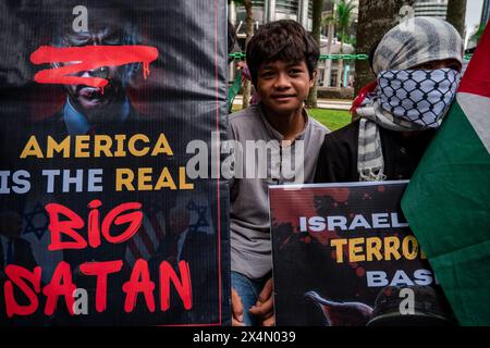 Wilayah Persekutuan, Malaysia. Mai 2024. Ein Demonstrant hält ein Plakat während der Demonstration 100 in Solidarität mit Palästina und protestiert gegen die Gräueltaten des zionistischen Regimes und seiner Verbündeten in der Nähe der US-Botschaft in Kuala Lumpur. Quelle: SOPA Images Limited/Alamy Live News Stockfoto