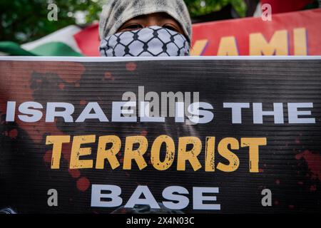 Wilayah Persekutuan, Malaysia. Mai 2024. Ein Demonstrant hält ein Plakat während der Demonstration 100 in Solidarität mit Palästina und protestiert gegen die Gräueltaten des zionistischen Regimes und seiner Verbündeten in der Nähe der US-Botschaft in Kuala Lumpur. Quelle: SOPA Images Limited/Alamy Live News Stockfoto