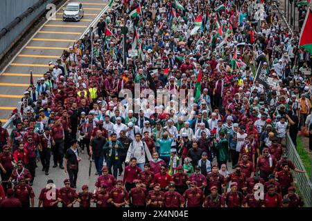 Wilayah Persekutuan, Malaysia. Mai 2024. Tausende von Teilnehmern marschieren während der 100er Demonstration in Solidarität mit Palästina und protestieren gegen die Gräueltaten des zionistischen Regimes und seiner Verbündeten in der Nähe der US-Botschaft in Kuala Lumpur. Quelle: SOPA Images Limited/Alamy Live News Stockfoto