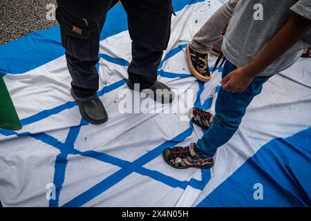 Wilayah Persekutuan, Malaysia. Mai 2024. Während der 100er-Kundgebung in Solidarität mit Palästina auf die israelische Flagge treten und gegen die Gräueltaten des zionistischen Regimes und seiner Verbündeten in der Nähe der US-Botschaft in Kuala Lumpur protestieren. Quelle: SOPA Images Limited/Alamy Live News Stockfoto