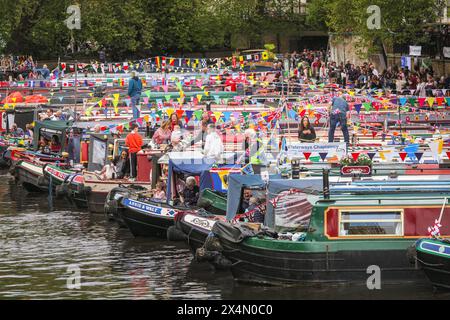 London, UK, 4. Mai 2024. Die jährlich stattfindende IWA Canalway Cavalcade kehrt zum Feiertagswochenende Anfang Mai nach Little Venice zurück und feiert die Britains Waterways und ihre Gemeinde. Es bietet rund 100 dekorierte Boote, einen Wasserstraßenzug, Aktivitäten und Unterhaltung. Stockfoto