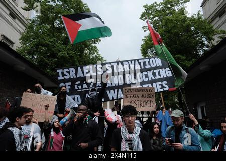 REKORDDATUM NICHT ANGEGEBEN Unterstützen Sie die Rallye der globalen Studentenbewegung in London zur Unterstützung der globalen Studentenbewegung. Demonstranten am University College London UCL zelten auf dem Campus, um gegen den Krieg in Gaza zu protestieren. London England UK Copyright: XJoaoxDanielxPereirax Stockfoto