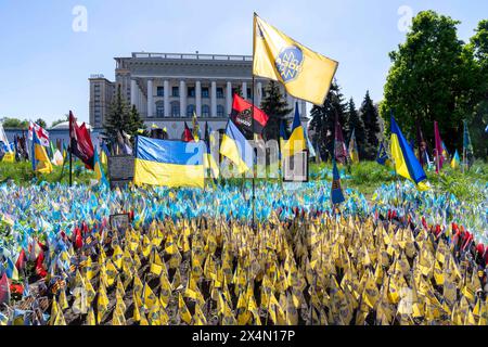 Kiew, Kiew-Stadt, Ukraine. Mai 2024. Ukrainische Flaggen für gefallene Soldaten und zivile Opfer der russischen Invasion in die Ukraine auf dem Unabhängigkeitsplatz Majdan Nesaleschnosti. Zitat: Diese Fahnen repräsentieren jeweils ein unschuldiges Leben, das von einem einzigen Verrückten Wladimir Putin gestohlen wurde. (Kreditbild: © Andreas Stroh/ZUMA Press Wire) NUR REDAKTIONELLE VERWENDUNG! Nicht für kommerzielle ZWECKE! Stockfoto